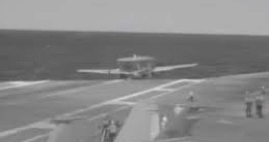 Самолет скатился с авианосца - ВИДЕО