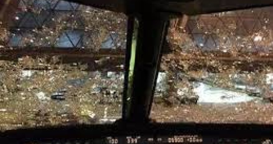 Самолет попал в облако с градом - ВИДЕО