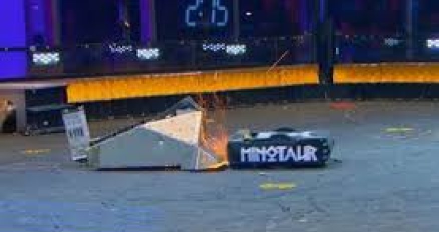 Бой двух роботов - ВИДЕО