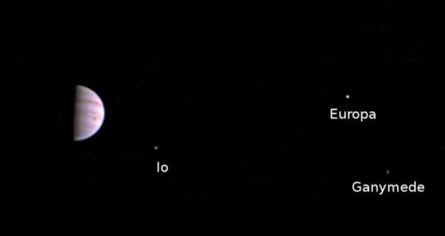 Juno probe returns first in-orbit Jupiter photo