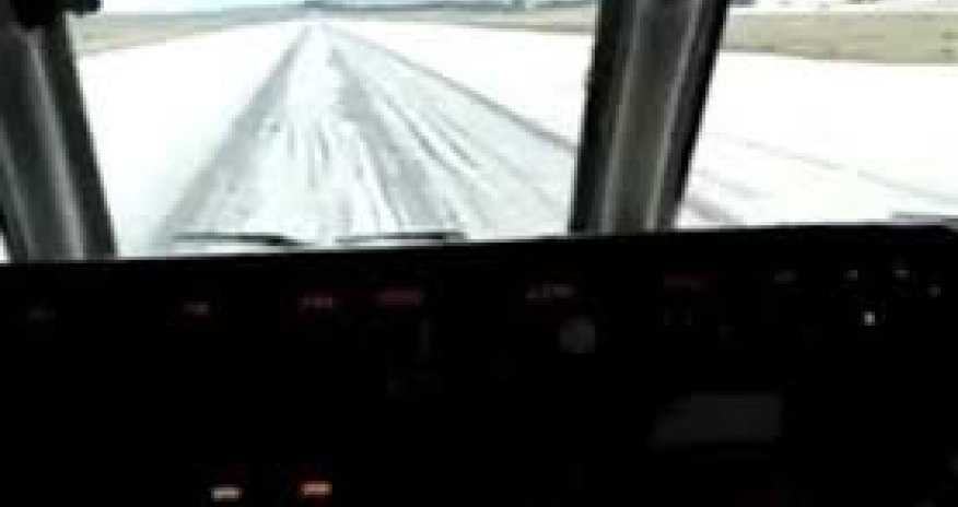 Курильщик помешал посадке самолета - ВИДЕО