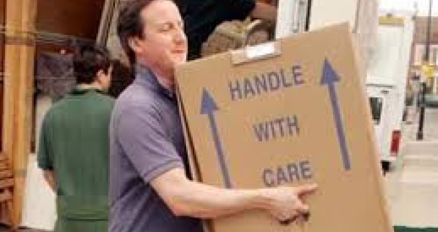 Экс-премьер в образе грузчика - ВИДЕО