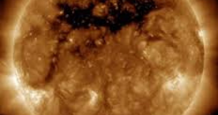 Громадная дыра на Солнце - ВИДЕО