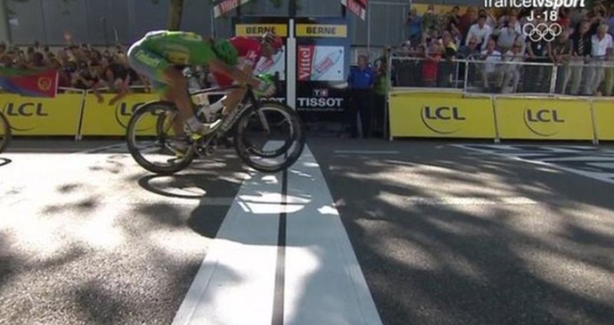 Peter Sagan wins stage 16 as Chris Froome keeps lead