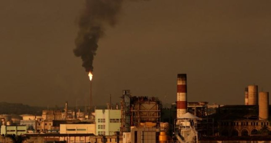 Oil prices dip on ongoing oversupply