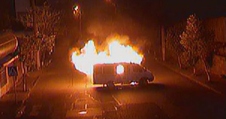 В Ереване сожгли полицейскую машину - ВИДЕО