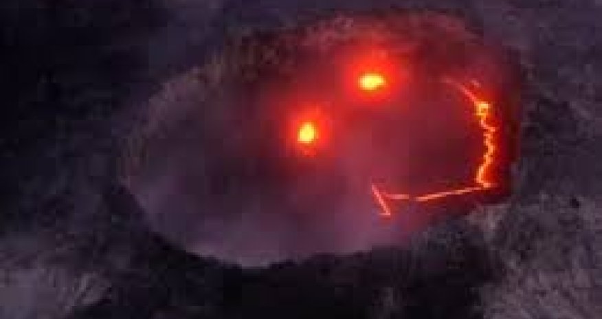 Вулкан извергается в океан - ВИДЕО