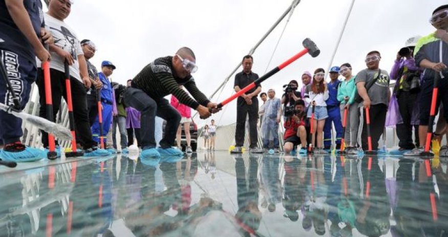 China's glass walkway opens in Tianmen mountain