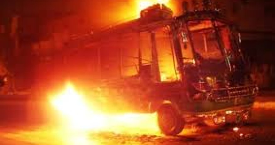 В Париже исламисты подожгли автобус - ВИДЕО