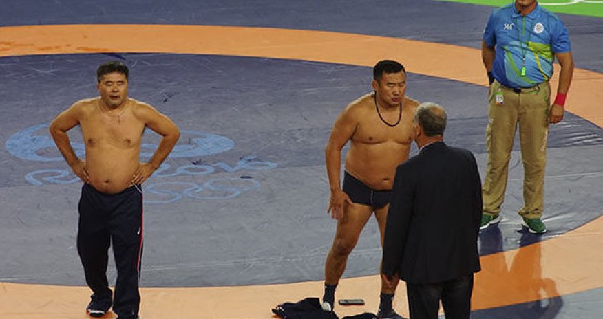 Monqol məşqçiləri Olimpiadada etiraz olaraq soyundular – VİDEO