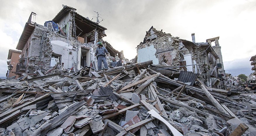 Первые секунды землетрясения в Италии - ВИДЕО