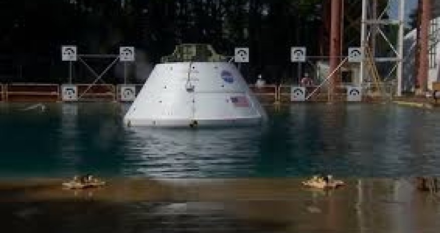 Космический корабль бросили в воду - ВИДЕО