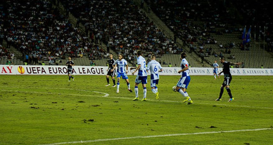 İsveç Respublika stadionunun ot örtüyündən şikayət etdi