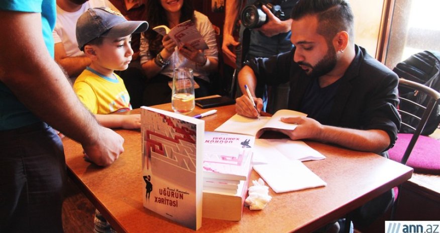 Gənc yazar Murad Məmmədovun ilk kitabının imza günündən - FOTOLAR