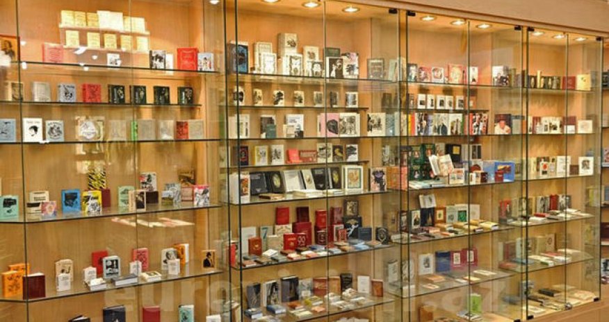 В Баку презентовали миниатюрные книги об Узбекистане