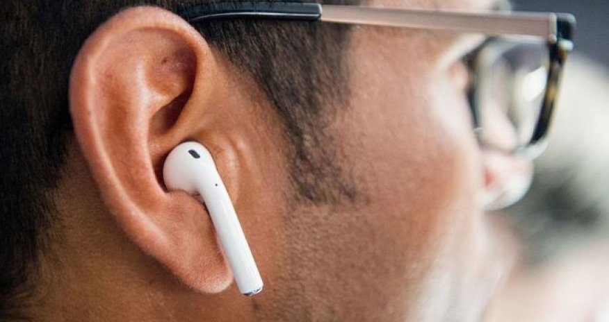 iPhone 7, Airpods and courage: the internet reacts
