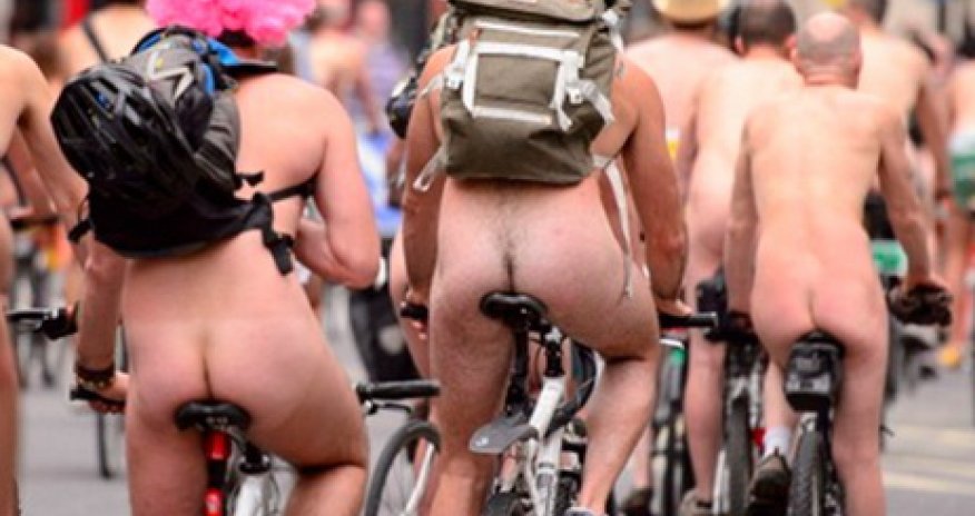 В США голые люди устроили заезд на велосипедах - ВИДЕО