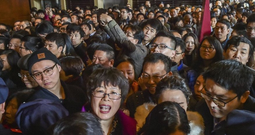 Astonishing photos reveal the daily crush