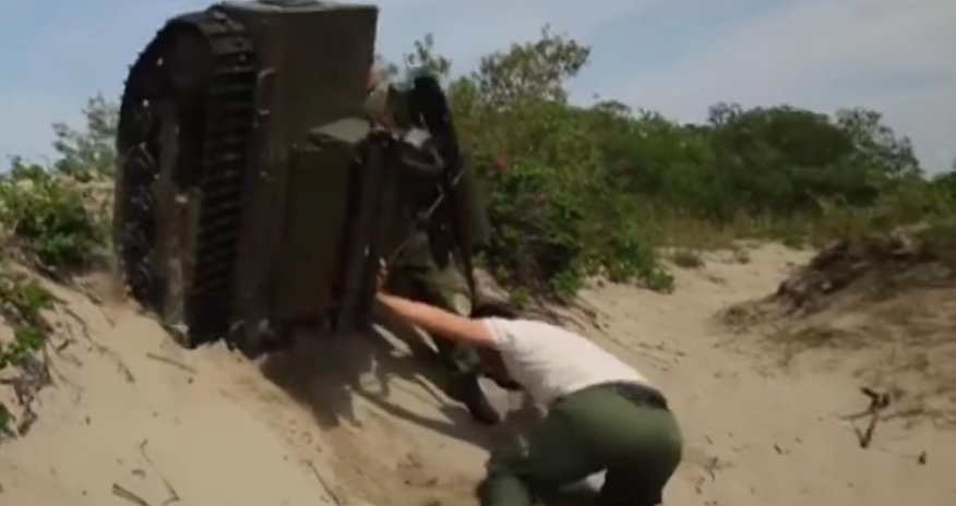 Робот чуть не убил журналиста - ВИДЕО