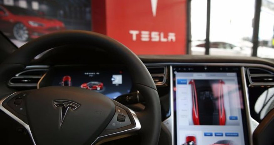 Tesla updates software after car hack
