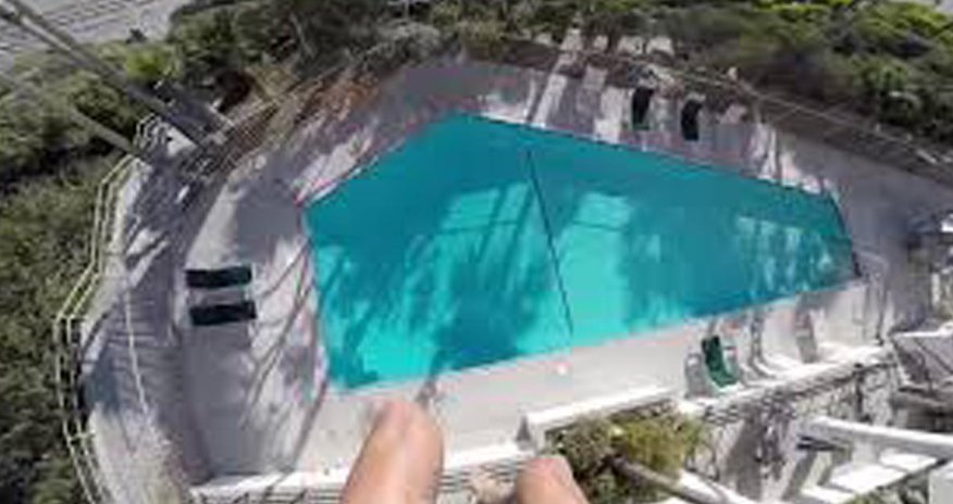 Спрыгнул с пятого этажа в бассейн - ВИДЕО