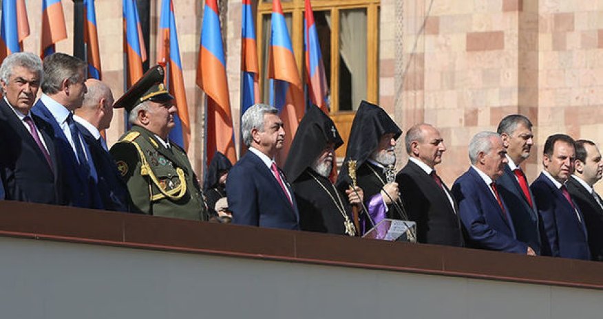 Ermənistanda keçirilən paradda əsgər özündən gedərək yıxıldı