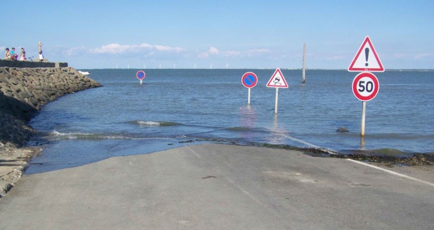 Дорога тонет дважды в сутки - ВИДЕО