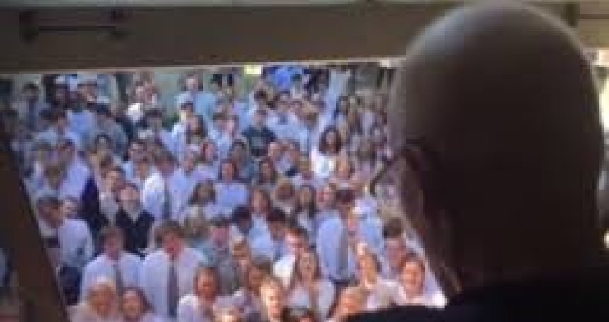 Сотни студентов поддержали учителя - ВИДЕО