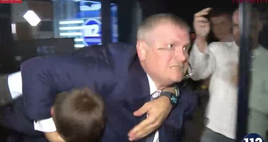 Ukraynada deputatlar jurnalistlərin gözü önündə dava saldılar – VİDEO