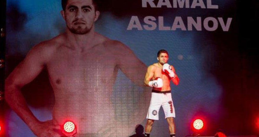 Məşhur döyüşçümüzdən qələbə - Rəqibi xərəklə apardılar