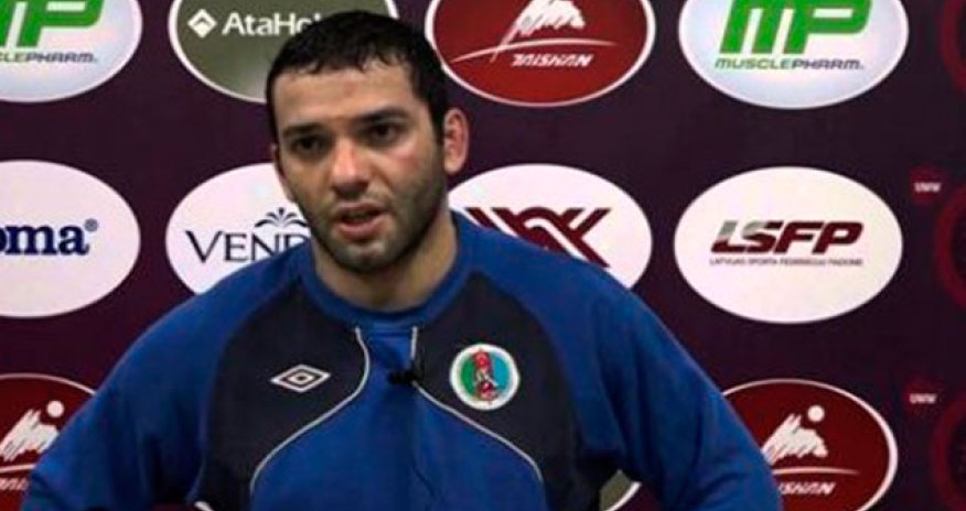 Azərbaycanlı idmançıya 200 qramlıq qızıl medal verdilər - FOTO