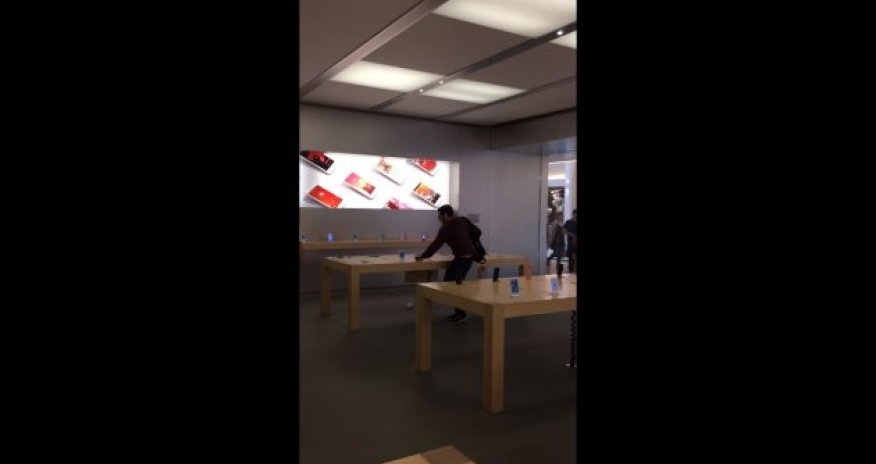 Мужчина разбил десять iPhone  - ВИДЕО