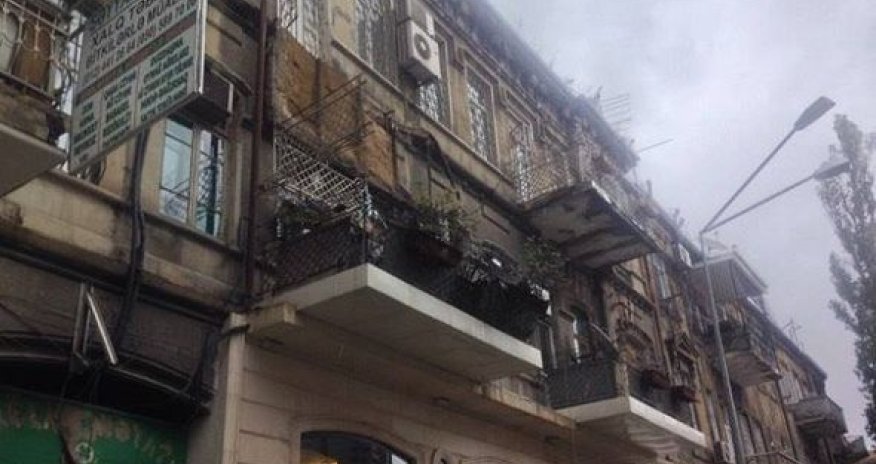 Bakıda binanın eyvanı uçdu – FOTOLAR