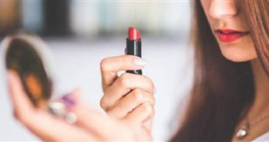 Man divorces wife for ‘deceiving him’ by wearing too much make-up