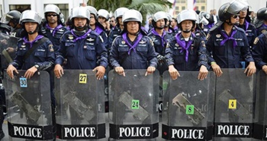 Thai police hunt man who says will shoot king's critics