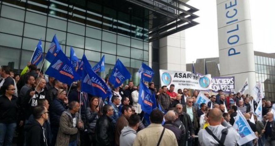 Полицейские устроили акцию протеста - ВИДЕО