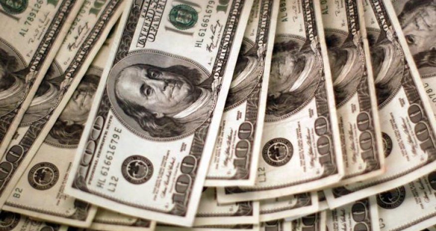 Dollar strengthens as election seen swinging toward Clinton