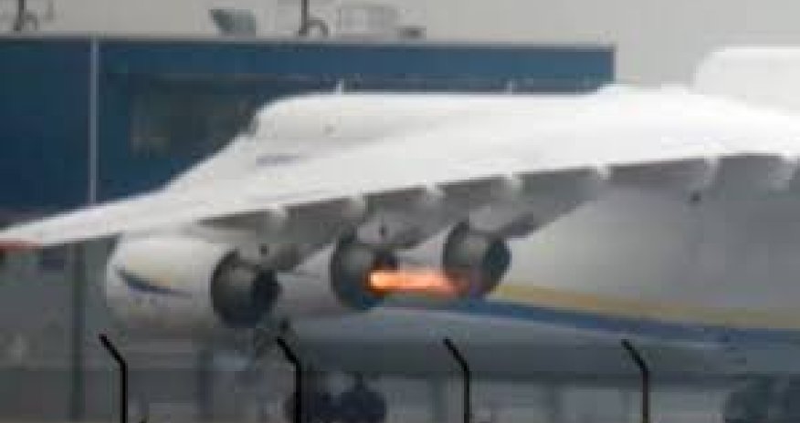 Загорелся самый большой в мире самолет - ВИДЕО