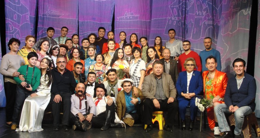 Gənc Tamaşaçılar Teatrının aktyorları fəxri ad və mükafatlar qazandı - FOTOLAR