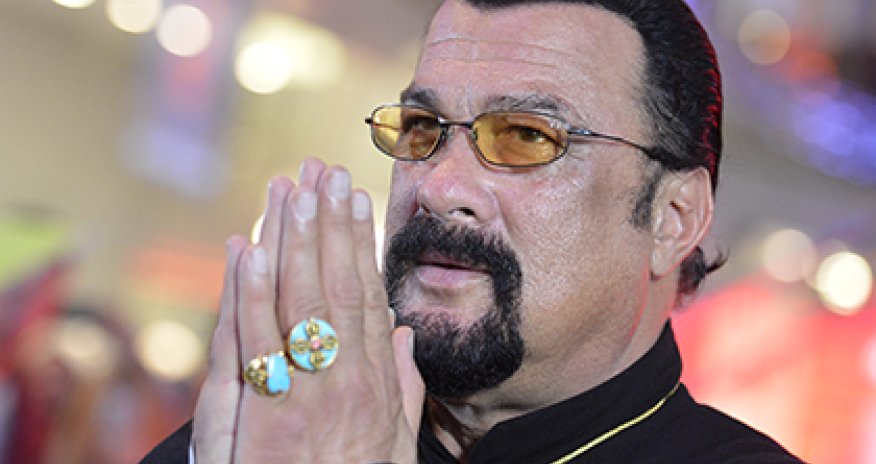Сигал прилетел за паспортом