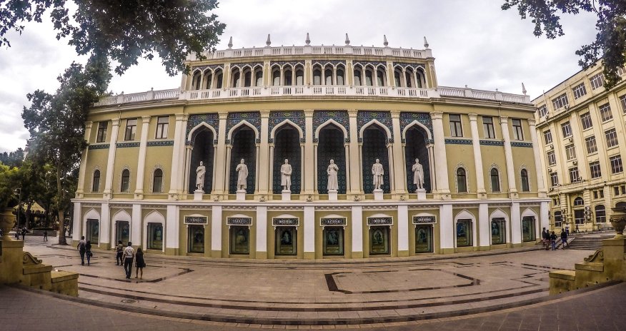 Filologiya oxumayıb yazıçı olanlar - SİYAHI