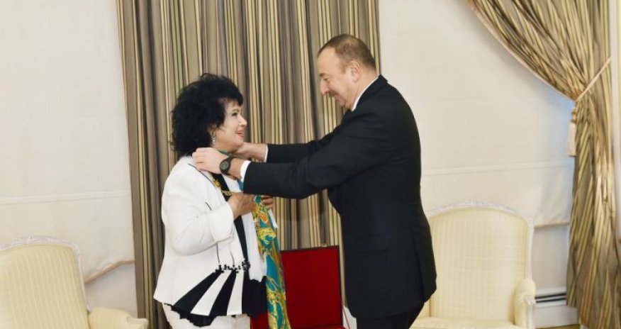 İlham Əliyev Zeynəb Xanlarovaya orden təqdim edib
