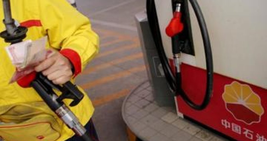 Oil steady in quiet holiday season trade