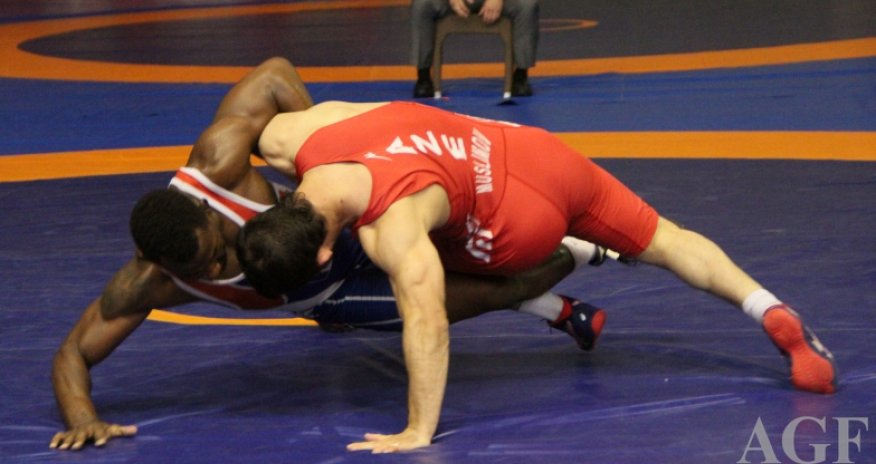 Azərbaycan çempionatının ilk günündə sərbəst güləşçilər yarışır