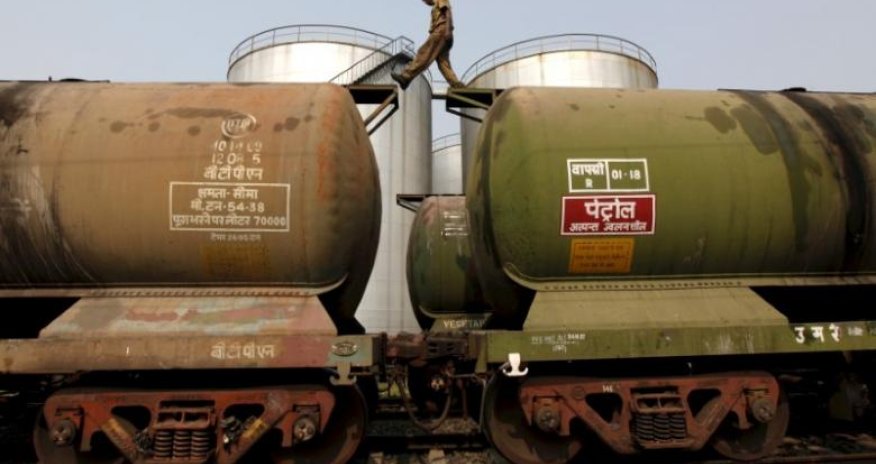 Oil rises on dollar weakness, but ample supplies cap gains