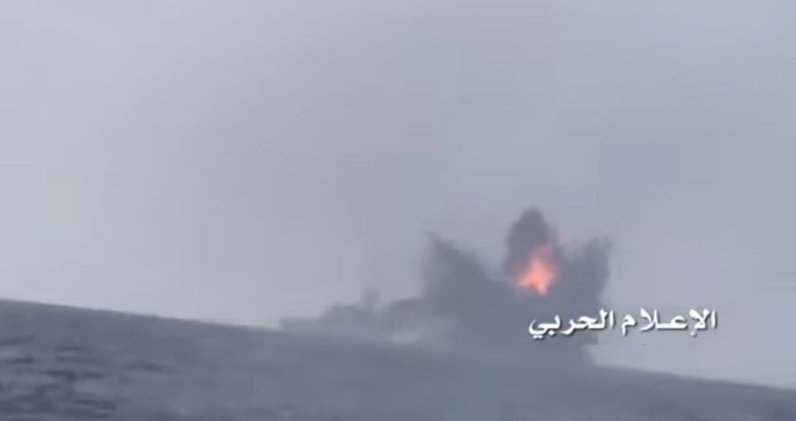 Смертники атаковали фрегат - ВИДЕО