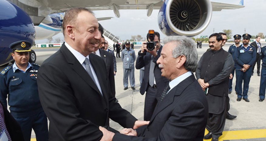 Prezident yaylım atəşiylə qarşılandı