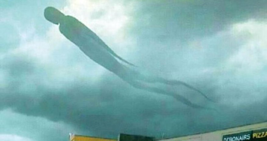 Ölkə heyrətdə: göydə 100 metrlik məxluq - VİDEO