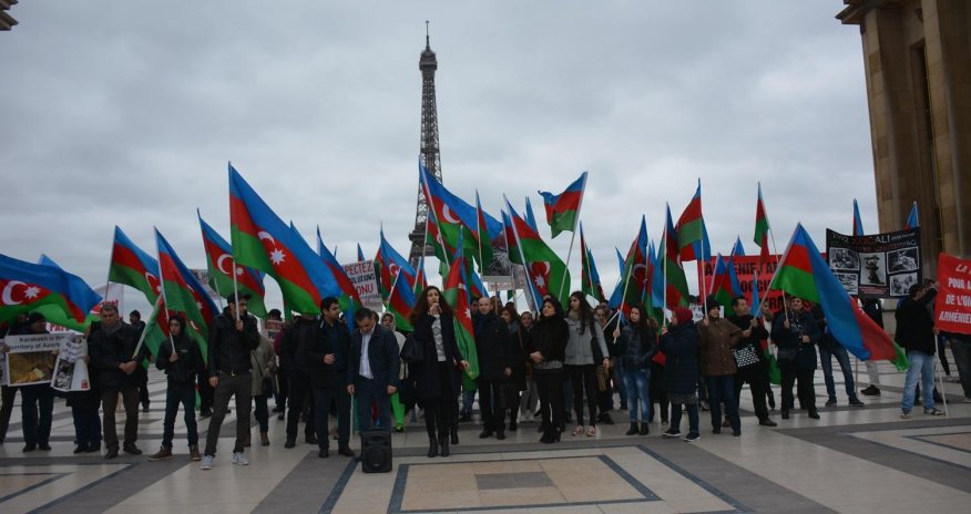 Parisdə yaşayan azərbaycanlılar: Fransada Sarkisyan kimi qatillərə yer olmamalıdır  - FOTO
