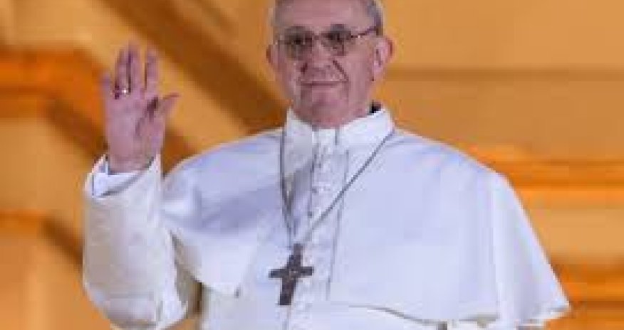 Девочка стащила шапочку с Папы Римского -  ВИДЕО